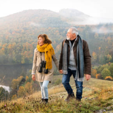 Imagem casal a passear na montanha