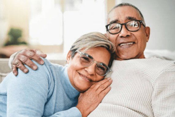 Imagem de casal abraçado