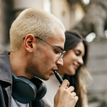 Rapaz a fumar e-cigar