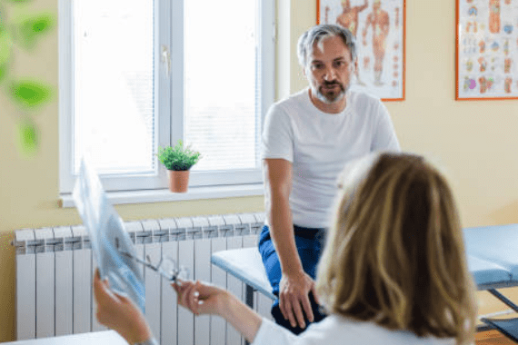 Imagem Médico discute tratamento com doente