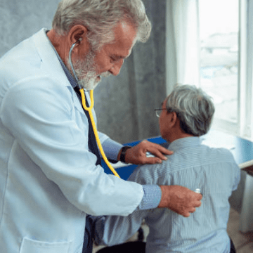 Imagem médico ausculta doente nas costas