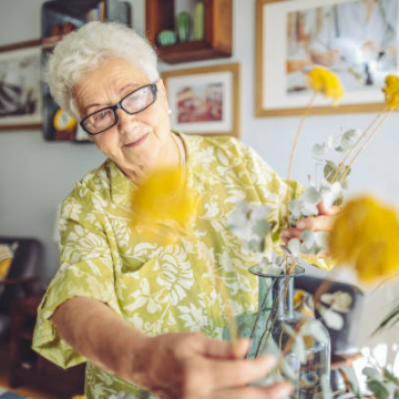 Imagem mulher a arranjar flores